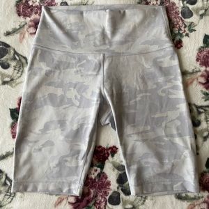 Lululemon gray and white camo bike shorts size 8, 10" length
